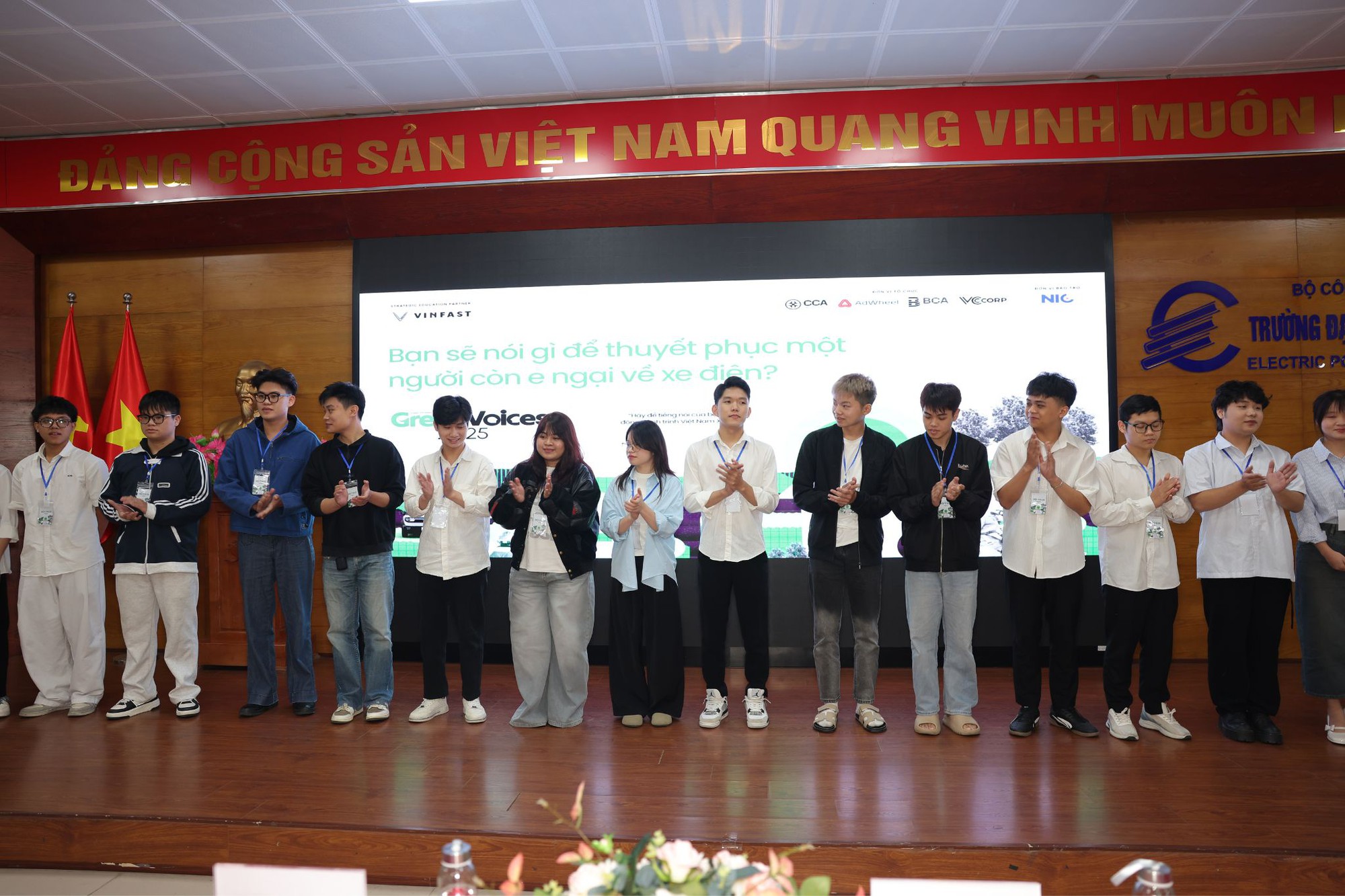 Giám khảo Green Voices điểm trường Đại học Điện lực: Cặp nam sinh chiến thắng nhờ tư duy ‘quản trị rủi ro xe điện’- Ảnh 1.