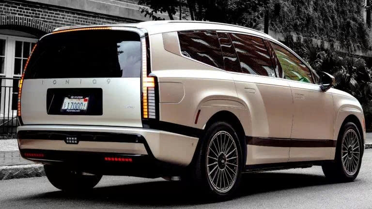 Mất ưu đãi thuế tại Mỹ, doanh số xe điện của Hyundai và Kia tuột dốc không phanh- Ảnh 1.