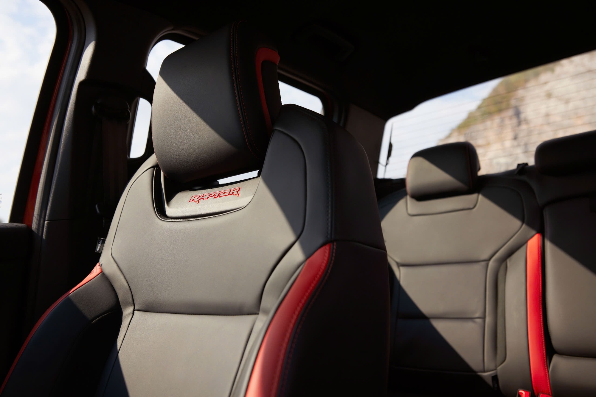 Ford Ranger có thêm bản thể thao: Ngoại hình mới, mâm chuyên địa hình, giá quy đổi tới 1,75 tỷ đồng- Ảnh 5.