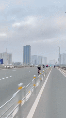 Quay đoàn xe đạp trên cầu Nhật Tân, người đàn ông bị một nhóm đuổi theo, bắt xóa clip- Ảnh 1. Quay đoàn xe đạp trên cầu Nhật Tân, người đàn ông bị một nhóm đuổi theo, bắt xóa clip- Ảnh 1.