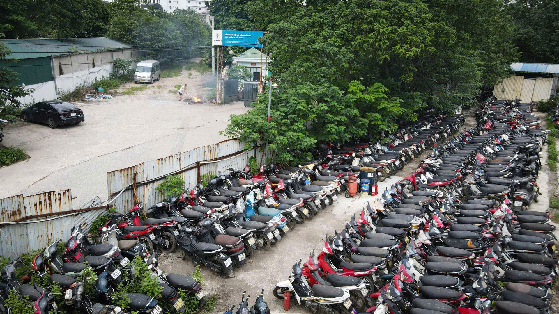 Cận cảnh hàng nghìn phương tiện chất đống trong 'nghĩa địa' xe vi phạm ở Hà Nội- Ảnh 8.