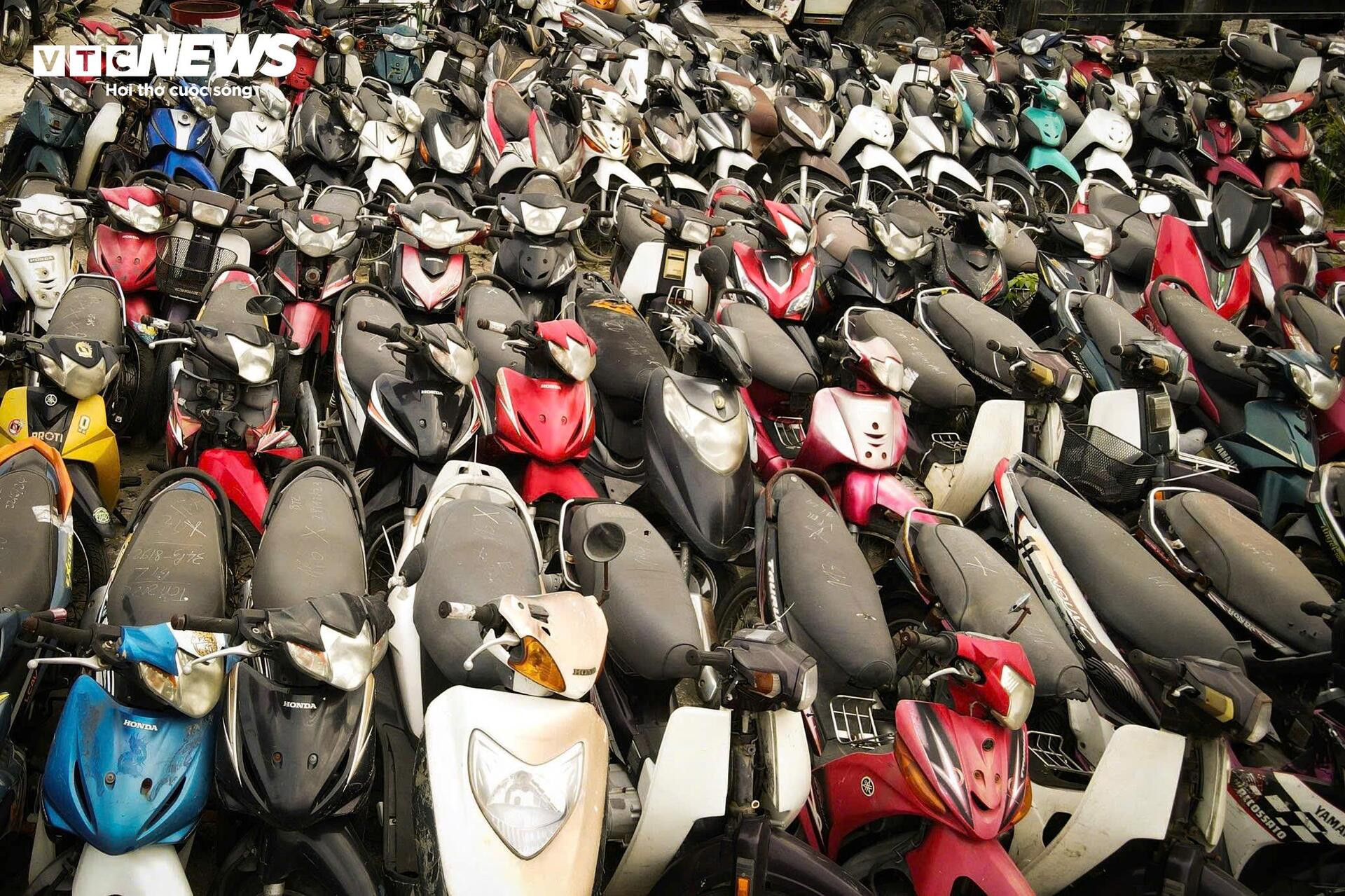 Cận cảnh hàng nghìn phương tiện chất đống trong 'nghĩa địa' xe vi phạm ở Hà Nội- Ảnh 2.