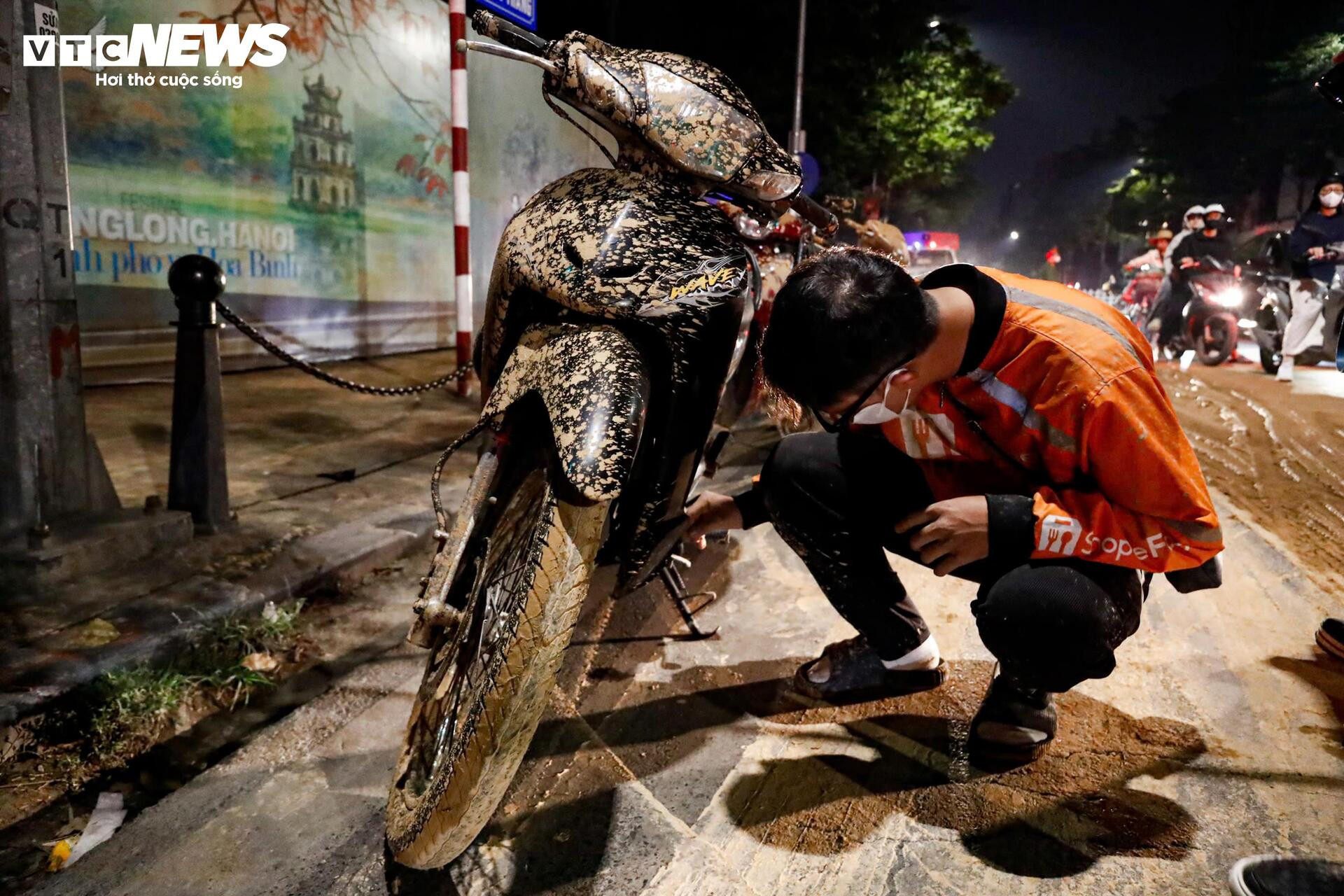 Bùn nhão tràn khắp đường, hàng loạt xe máy ngã sõng soài ở Hà Nội- Ảnh 8.
