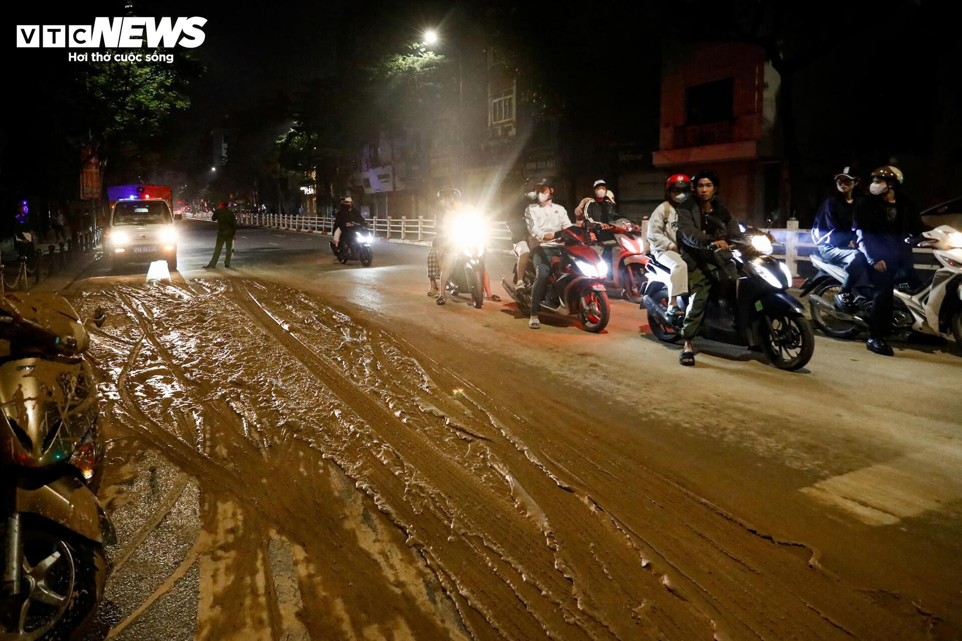 Bùn nhão tràn khắp đường, hàng loạt xe máy ngã sõng soài ở Hà Nội- Ảnh 1.