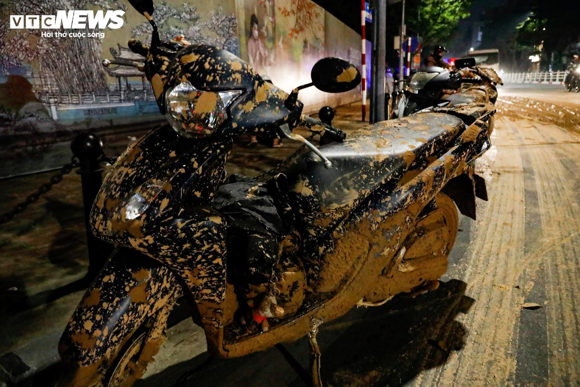 Bùn nhão tràn khắp đường, hàng loạt xe máy ngã sõng soài ở Hà Nội- Ảnh 6.