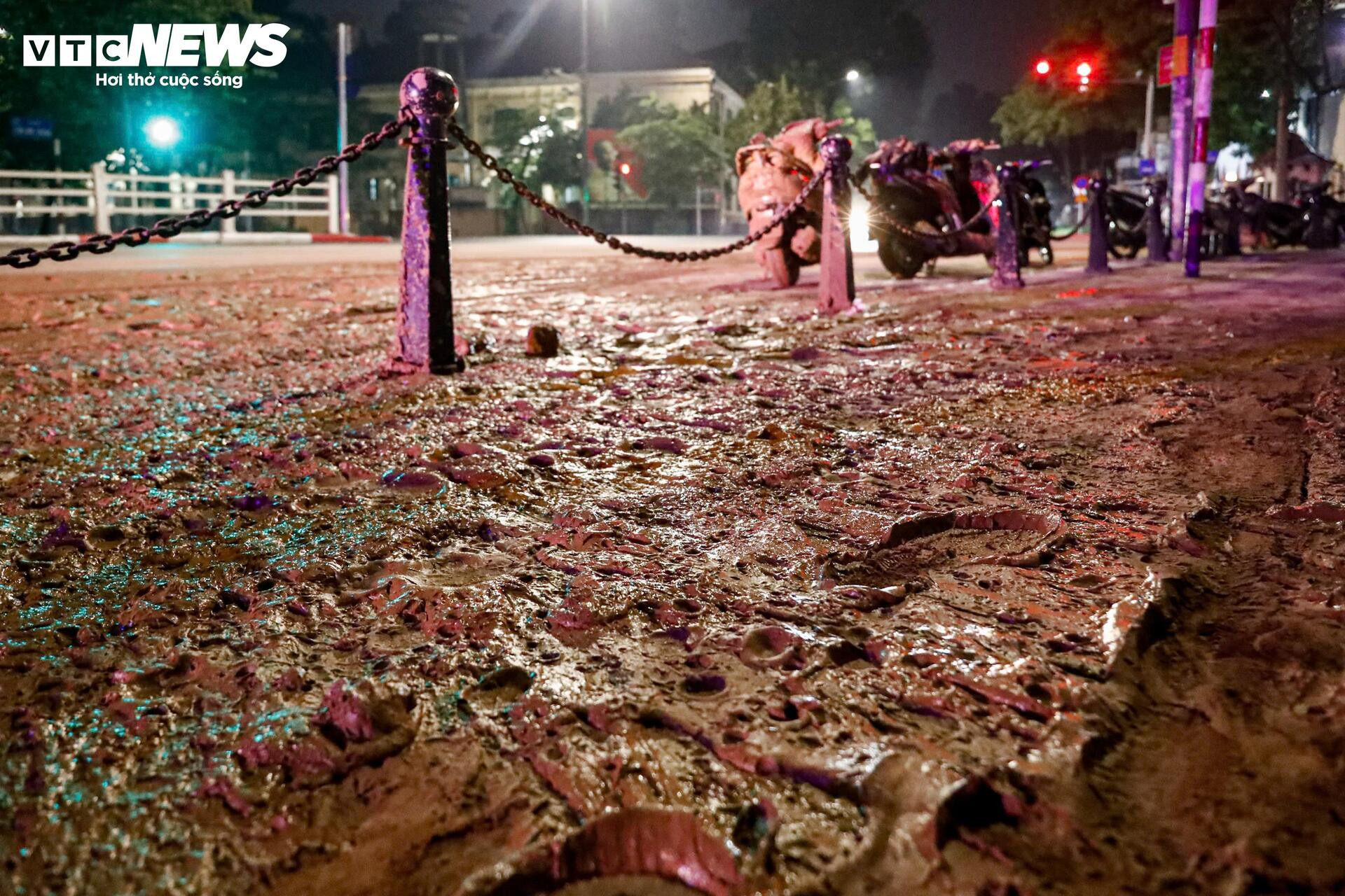Bùn nhão tràn khắp đường, hàng loạt xe máy ngã sõng soài ở Hà Nội- Ảnh 3.