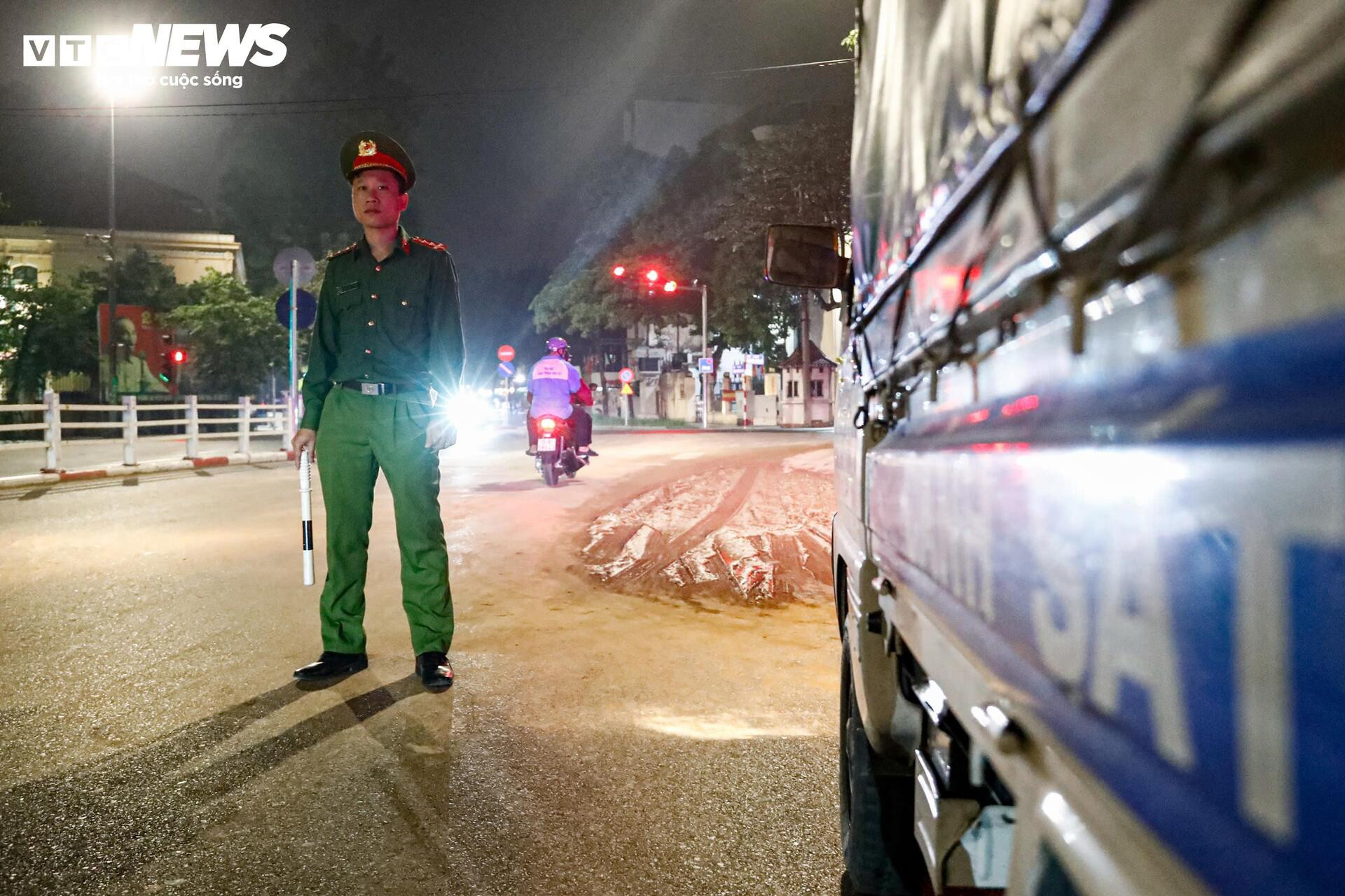 Bùn nhão tràn khắp đường, hàng loạt xe máy ngã sõng soài ở Hà Nội- Ảnh 13.