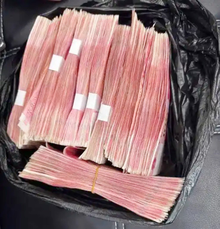 Thuê xe công nghệ chở trăm triệu tiền mặt, xe chở thẳng vào đồn cảnh sát- Ảnh 2.