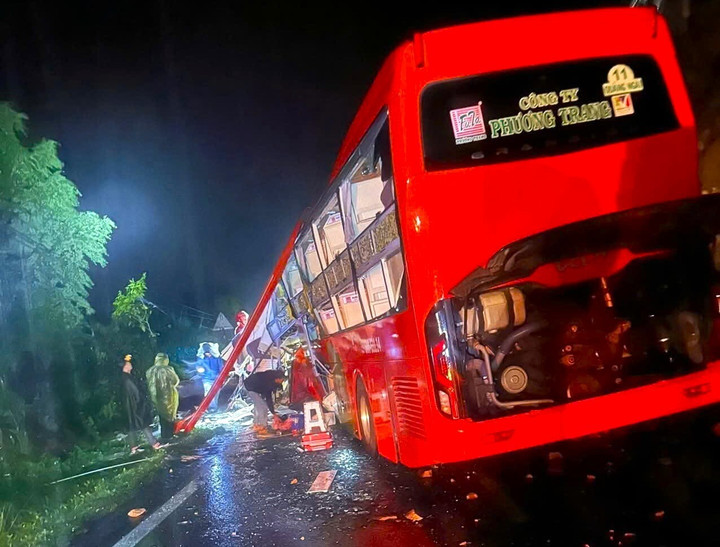 Sạt lở trên đèo Khánh Lê đè bẹp xe khách, ít nhất 6 người tử vong- Ảnh 1.