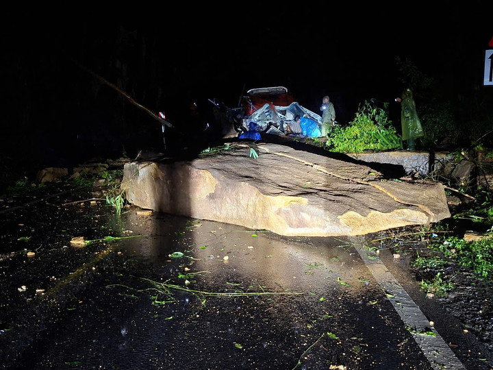 Sạt lở trên đèo Khánh Lê đè bẹp xe khách, ít nhất 6 người tử vong- Ảnh 4.