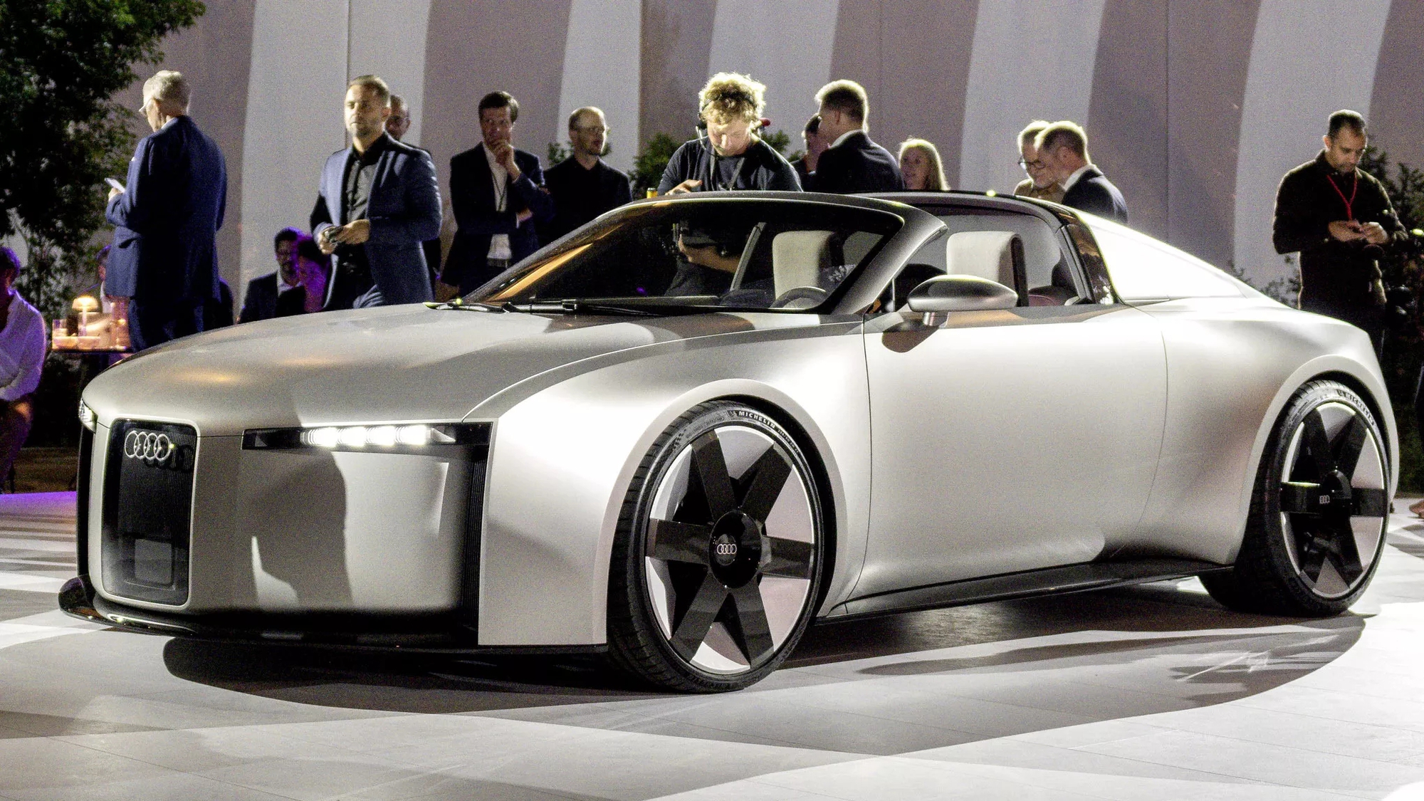 Xem trước Audi A8 đời mới: Thiết kế tối giản cỡ này liệu có ăn điểm trước S-Class, 7 Series?- Ảnh 5. Xem trước Audi A8 đời mới: Thiết kế tối giản cỡ này liệu có ăn điểm trước S-Class, 7 Series?- Ảnh 5.