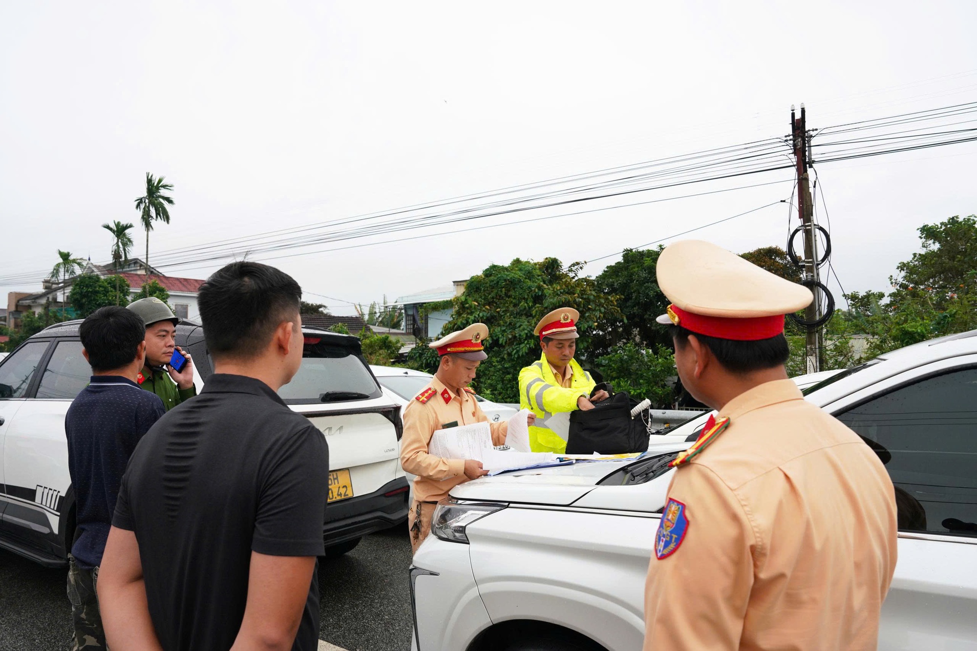 Ô tô "chiếm" cầu để tránh lũ sẽ bị xử lý như thế nào?- Ảnh 1.