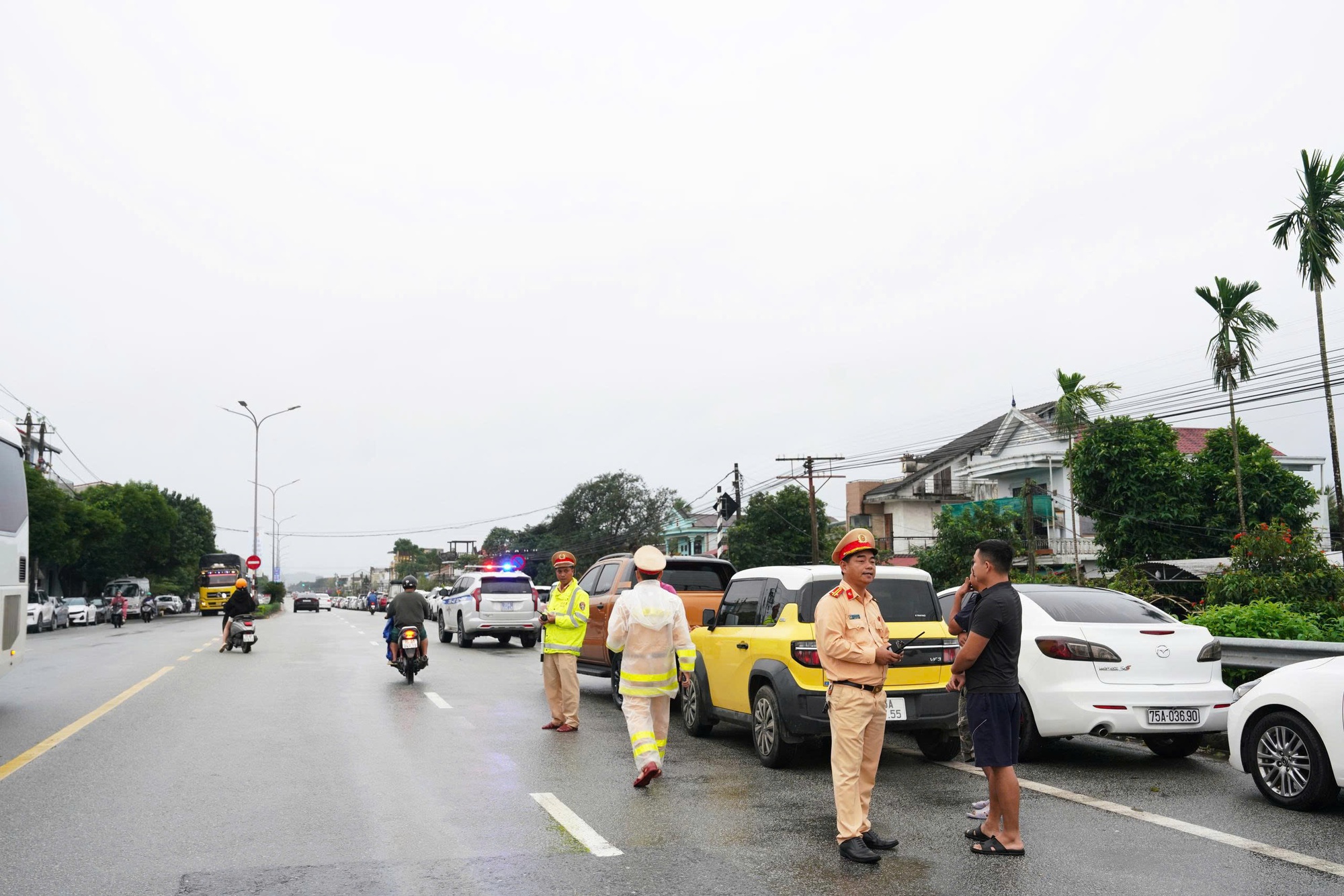 Ô tô "chiếm" cầu để tránh lũ sẽ bị xử lý như thế nào?- Ảnh 2.