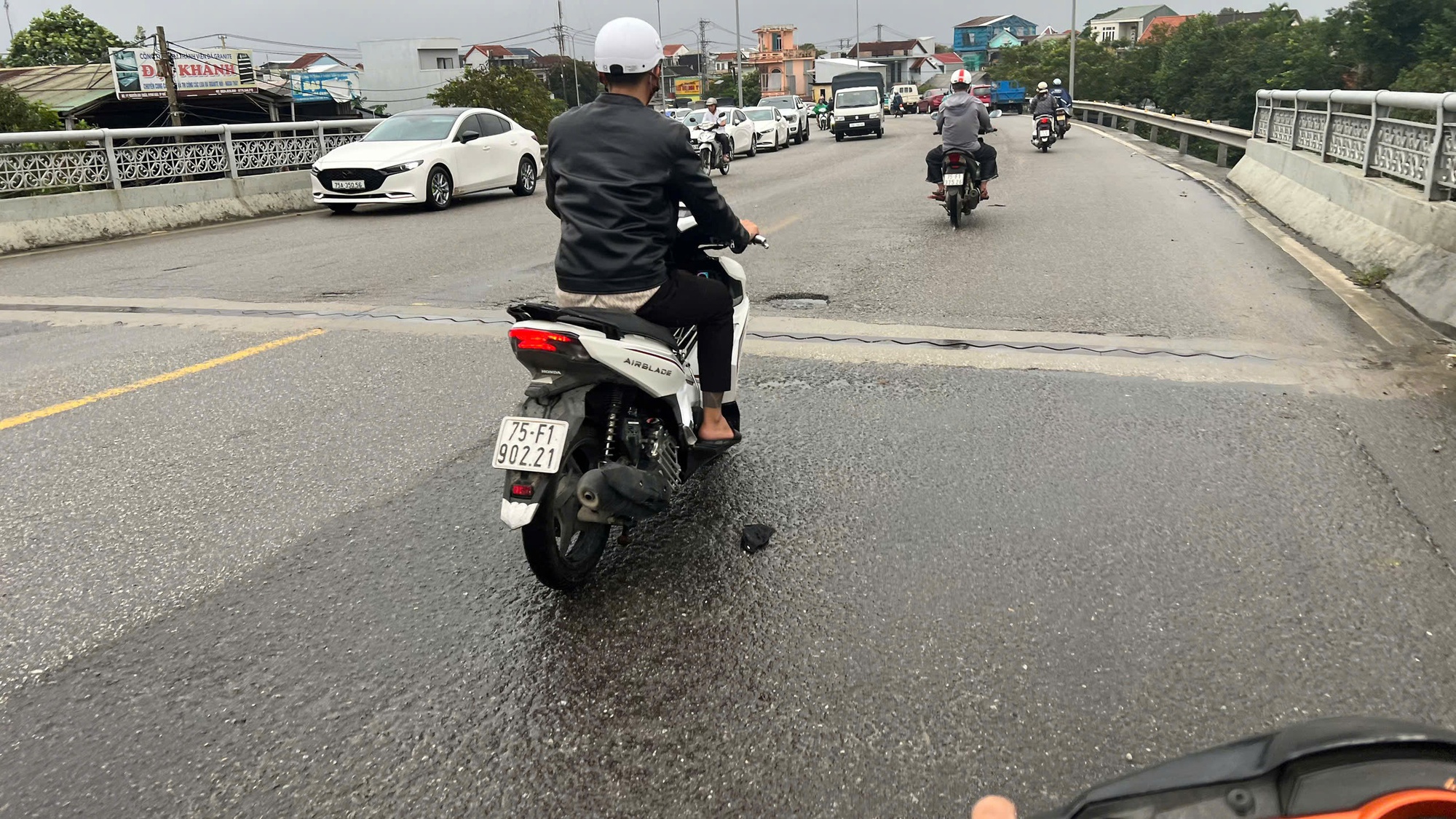 Ô tô "chiếm" cầu để tránh lũ sẽ bị xử lý như thế nào?- Ảnh 3.