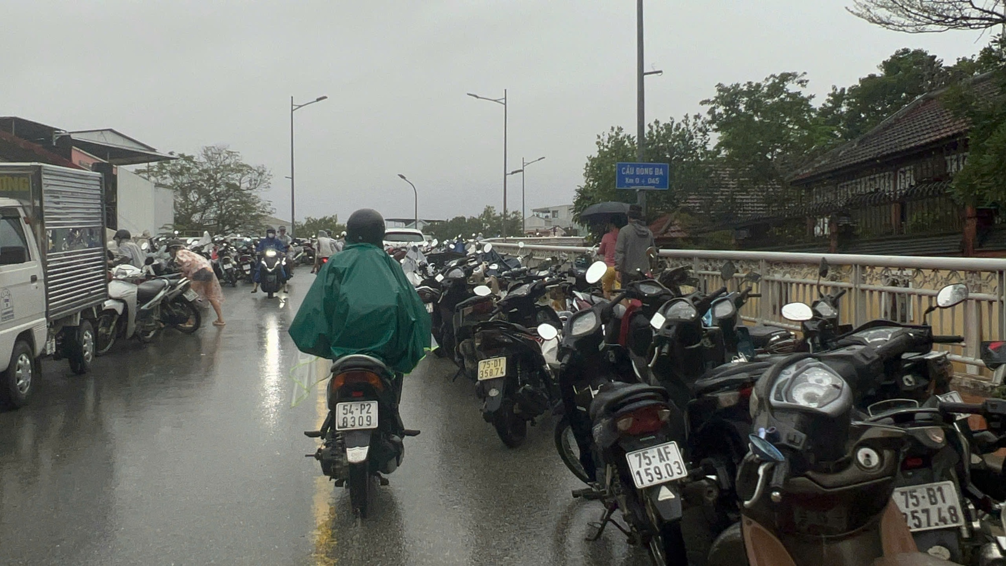 Ô tô "chiếm" cầu để tránh lũ sẽ bị xử lý như thế nào?- Ảnh 5.