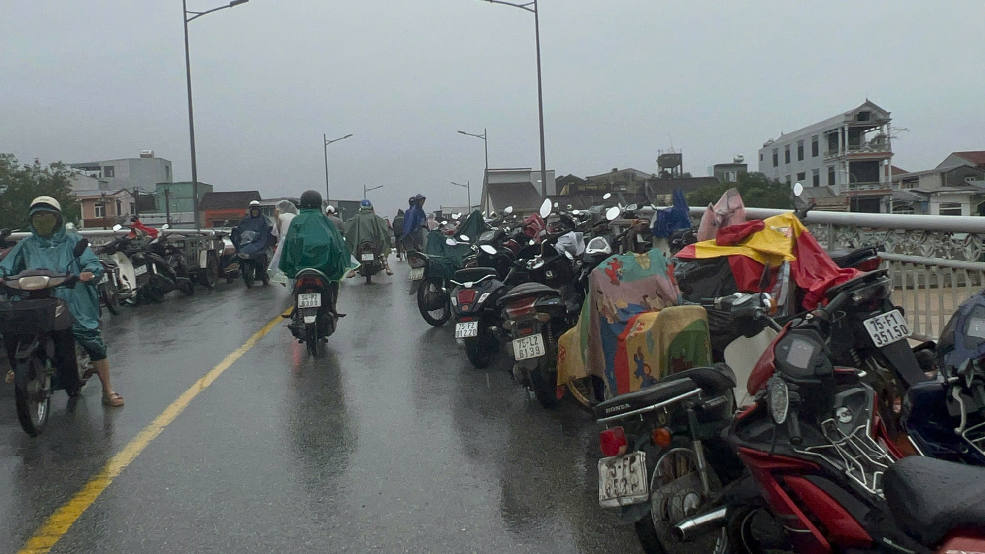 Ô tô "chiếm" cầu để tránh lũ sẽ bị xử lý như thế nào?- Ảnh 4.