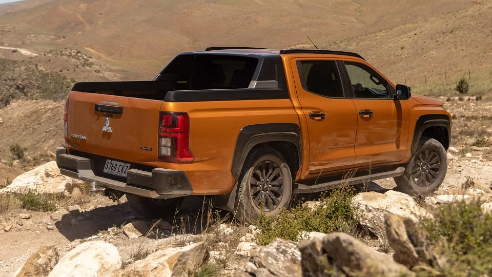 Mitsubishi Triton sẽ có động cơ hybrid đấu Ranger nhưng không làm bản điện như dự kiến, hãng đưa lý do không hợp off-road- Ảnh 3. Mitsubishi Triton sẽ có động cơ hybrid đấu Ranger nhưng không làm bản điện như dự kiến, hãng đưa lý do không hợp off-road- Ảnh 3.