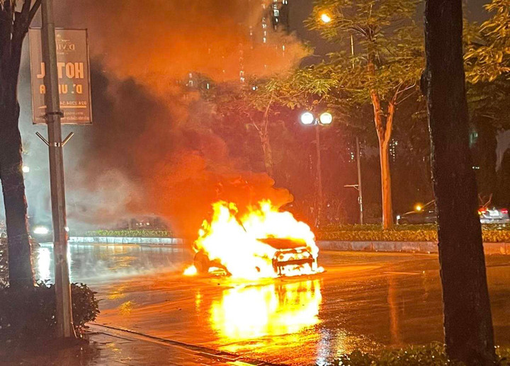 Ô tô bốc cháy ngùn ngụt dưới trời mưa ở Hà Nội- Ảnh 1.