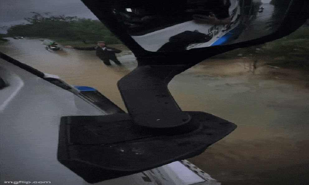 Cha già lội nước, xin xe tải cho con quá giang lên thành phố đi học: Câu trả lời hút triệu view!- Ảnh 1.