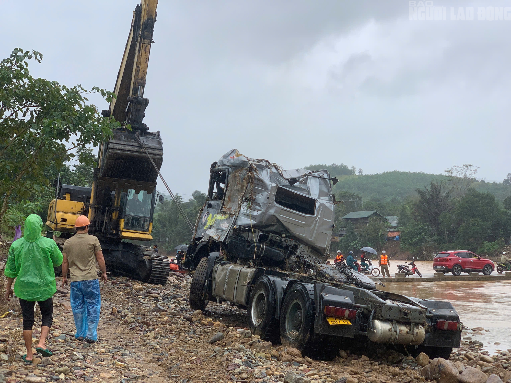 CLIP: Xe đầu kéo trong vụ tài xế bị lũ cuốn ở Quảng Trị đã được trục vớt, hé lộ hình ảnh đầu tiên- Ảnh 2.