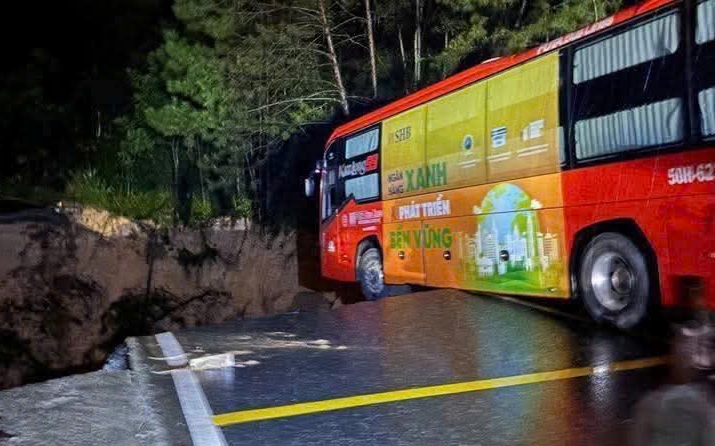 Xe khách kịp dừng bên miệng vực khi đèo Mimosa bị "đứt" hoàn toàn- Ảnh 2.
