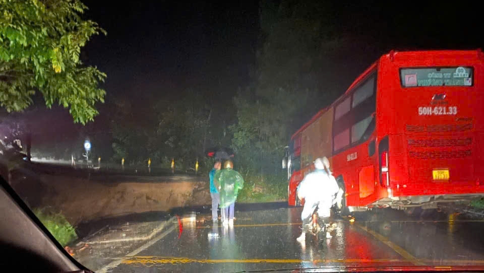 Xe khách kịp dừng bên miệng vực khi đèo Mimosa bị "đứt" hoàn toàn- Ảnh 1.