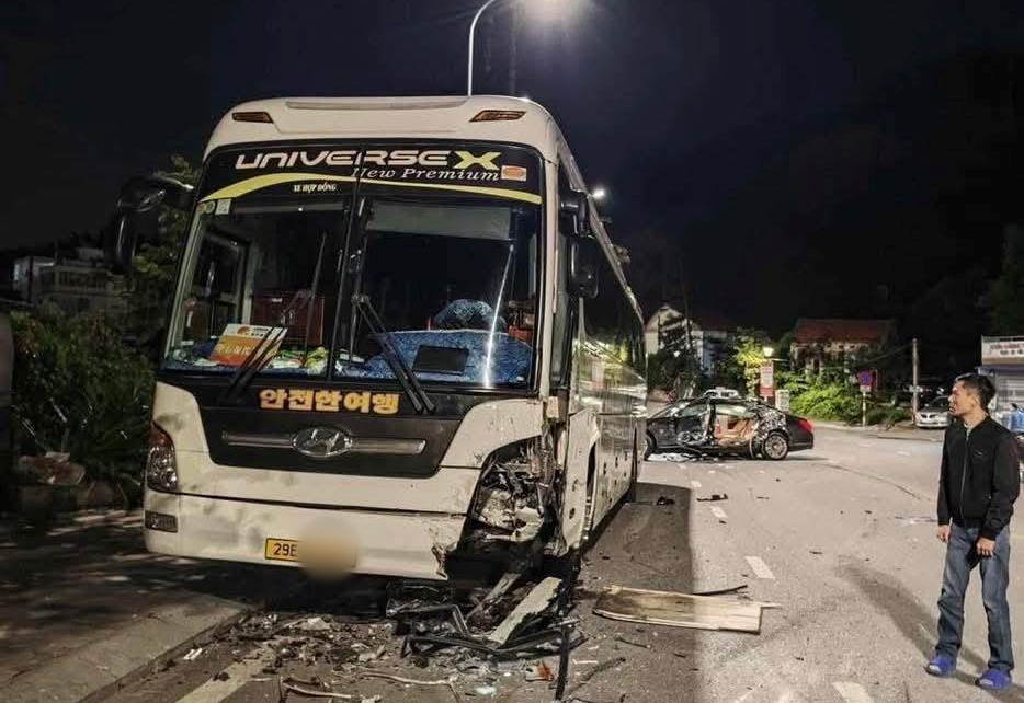 Lời kể nhân chứng vụ Mercedes Maybach phóng như bay tông vào xe khách đỗ ven đường- Ảnh 1. Lời kể nhân chứng vụ Mercedes Maybach phóng như bay tông vào xe khách đỗ ven đường- Ảnh 1.