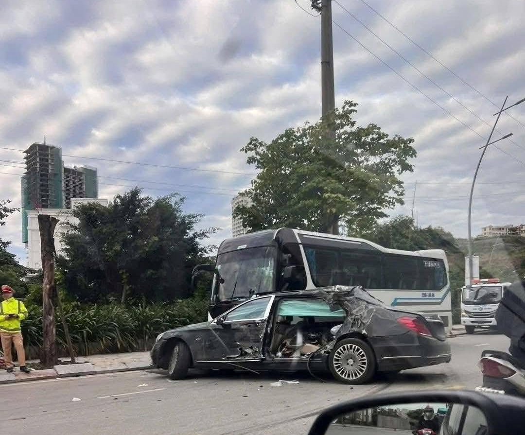 Lời kể nhân chứng vụ Mercedes Maybach phóng như bay tông vào xe khách đỗ ven đường- Ảnh 3. Lời kể nhân chứng vụ Mercedes Maybach phóng như bay tông vào xe khách đỗ ven đường- Ảnh 3.