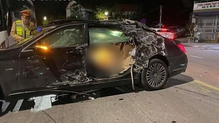 Lời kể nhân chứng vụ Mercedes Maybach phóng như bay tông vào xe khách đỗ ven đường- Ảnh 4. Lời kể nhân chứng vụ Mercedes Maybach phóng như bay tông vào xe khách đỗ ven đường- Ảnh 4.