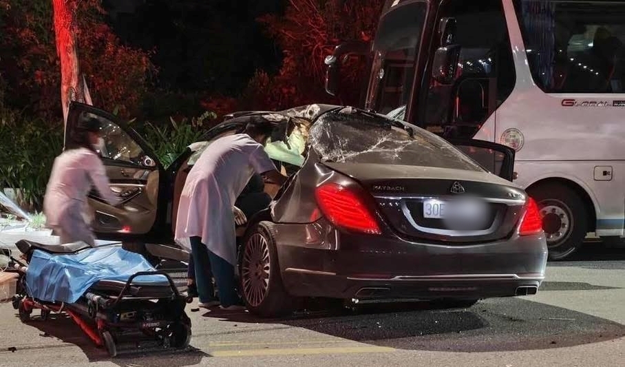 Lời kể nhân chứng vụ Mercedes Maybach phóng như bay tông vào xe khách đỗ ven đường- Ảnh 5. Lời kể nhân chứng vụ Mercedes Maybach phóng như bay tông vào xe khách đỗ ven đường- Ảnh 5.