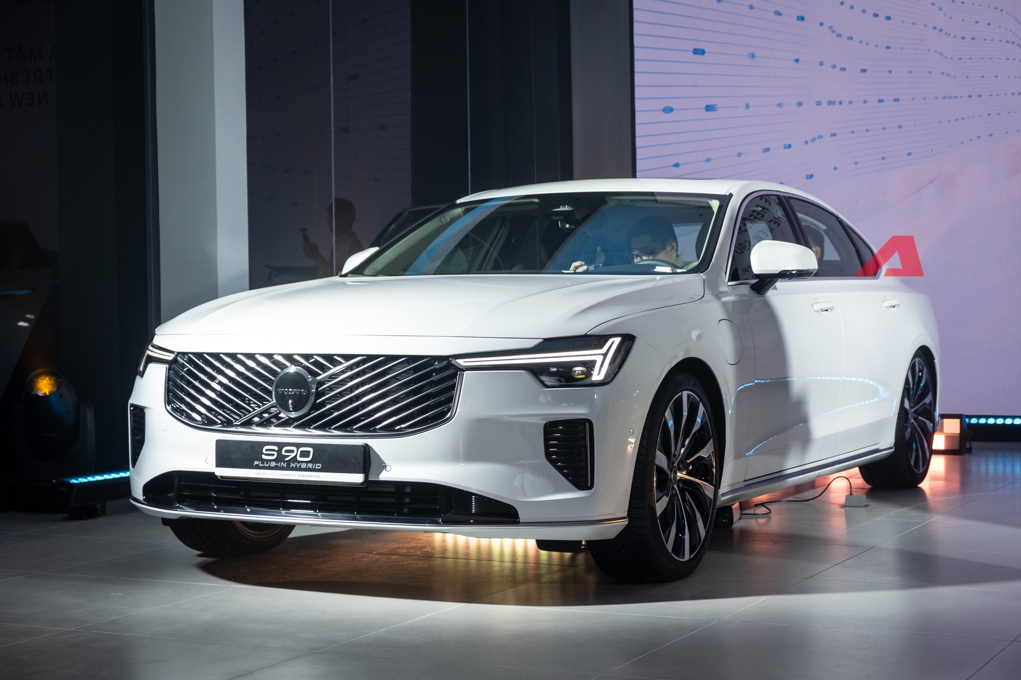 Chi tiết Volvo S90 mới vừa ra mắt Việt Nam: 2,75 tỷ đồng, rẻ hơn gần 150 triệu, thiết kế đẹp lên trông thấy, có màn hình Google- Ảnh 2. Chi tiết Volvo S90 mới vừa ra mắt Việt Nam: 2,75 tỷ đồng, rẻ hơn gần 150 triệu, thiết kế đẹp lên trông thấy, có màn hình Google- Ảnh 2.