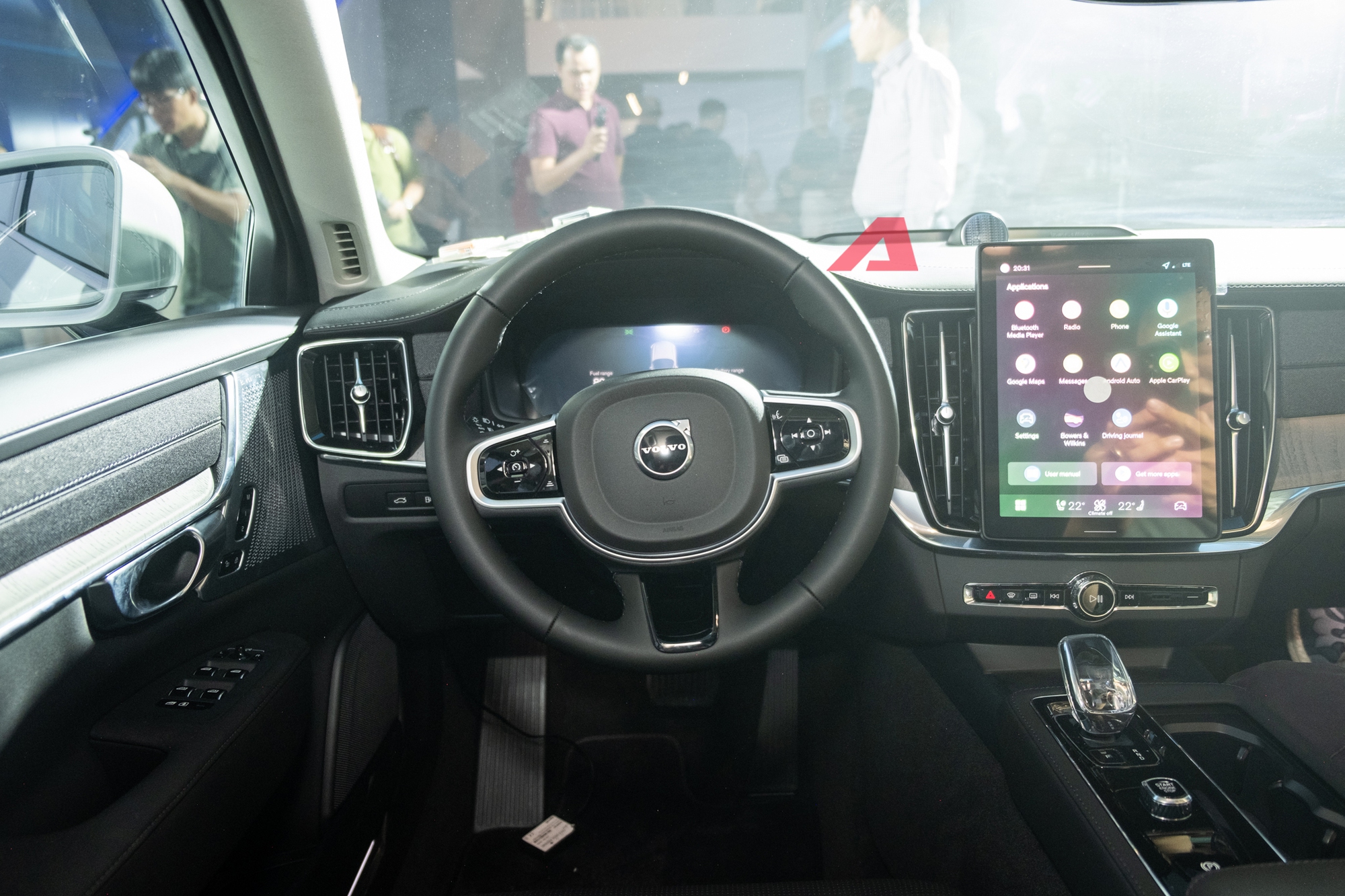 Chi tiết Volvo S90 mới vừa ra mắt Việt Nam: 2,75 tỷ đồng, rẻ hơn gần 150 triệu, thiết kế đẹp lên trông thấy, có màn hình Google- Ảnh 7. Chi tiết Volvo S90 mới vừa ra mắt Việt Nam: 2,75 tỷ đồng, rẻ hơn gần 150 triệu, thiết kế đẹp lên trông thấy, có màn hình Google- Ảnh 7.