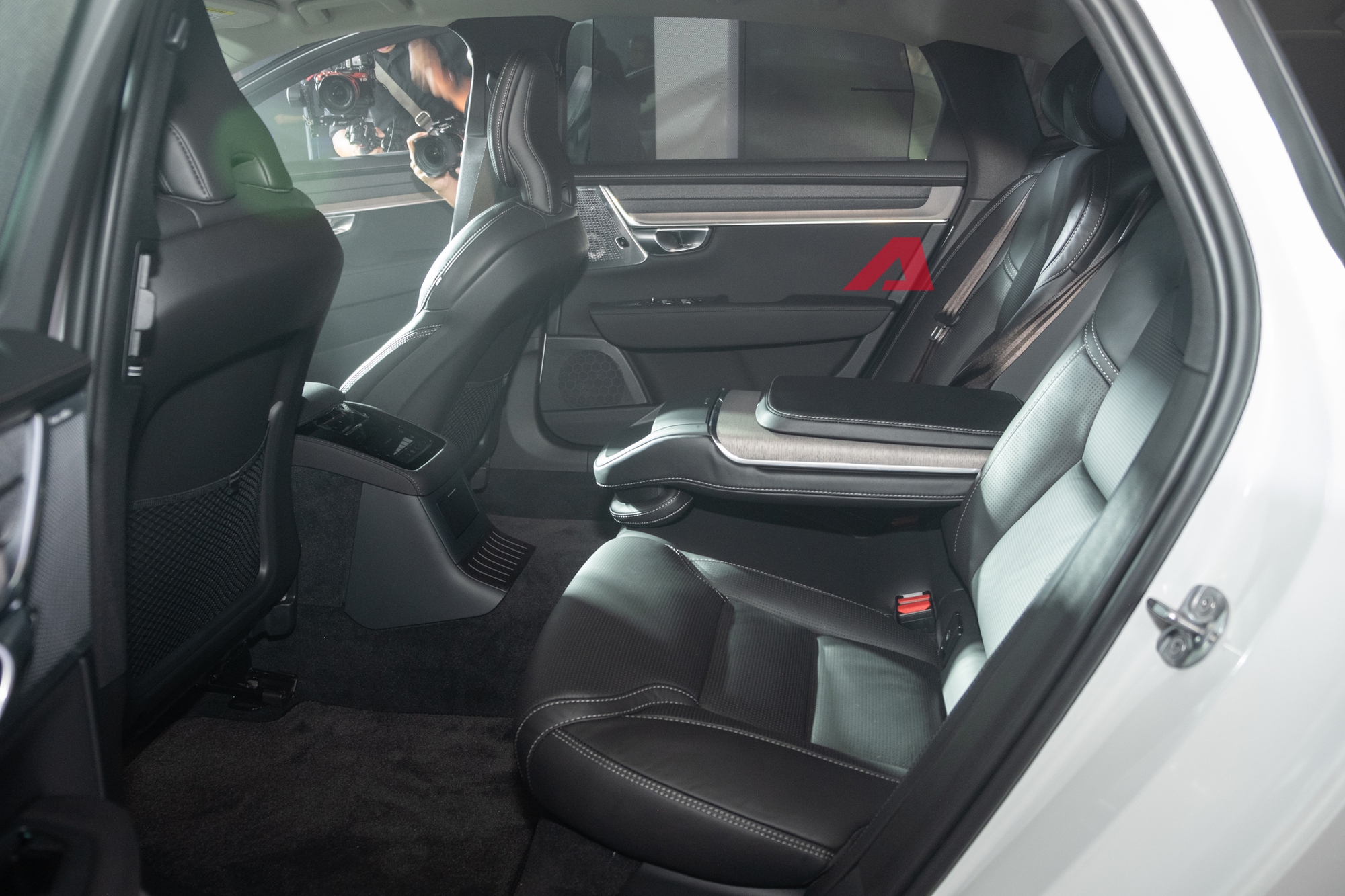 Chi tiết Volvo S90 mới vừa ra mắt Việt Nam: 2,75 tỷ đồng, rẻ hơn gần 150 triệu, thiết kế đẹp lên trông thấy, có màn hình Google- Ảnh 16. Chi tiết Volvo S90 mới vừa ra mắt Việt Nam: 2,75 tỷ đồng, rẻ hơn gần 150 triệu, thiết kế đẹp lên trông thấy, có màn hình Google- Ảnh 16.