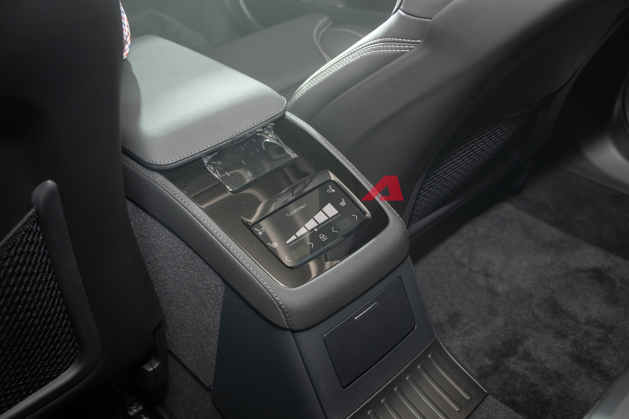 Chi tiết Volvo S90 mới vừa ra mắt Việt Nam: 2,75 tỷ đồng, rẻ hơn gần 150 triệu, thiết kế đẹp lên trông thấy, có màn hình Google- Ảnh 17. Chi tiết Volvo S90 mới vừa ra mắt Việt Nam: 2,75 tỷ đồng, rẻ hơn gần 150 triệu, thiết kế đẹp lên trông thấy, có màn hình Google- Ảnh 17.