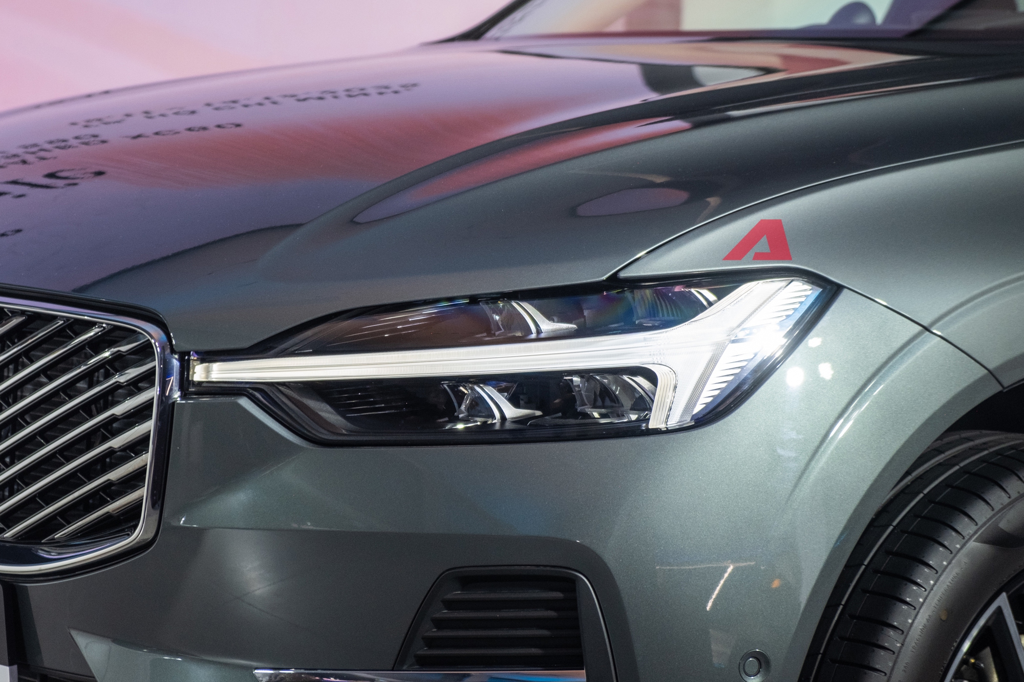 Soi kỹ Volvo XC60 2026 vừa ra mắt Việt Nam: 2 bản 2,3-2,75 tỷ đồng, có bản chạy 89km không cần sạc- Ảnh 4.