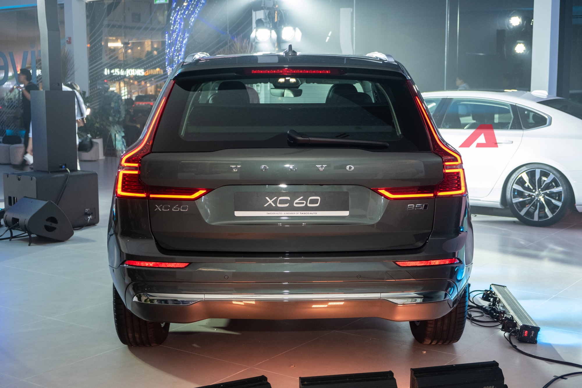 Soi kỹ Volvo XC60 2026 vừa ra mắt Việt Nam: 2 bản 2,3-2,75 tỷ đồng, có bản chạy 89km không cần sạc- Ảnh 5.