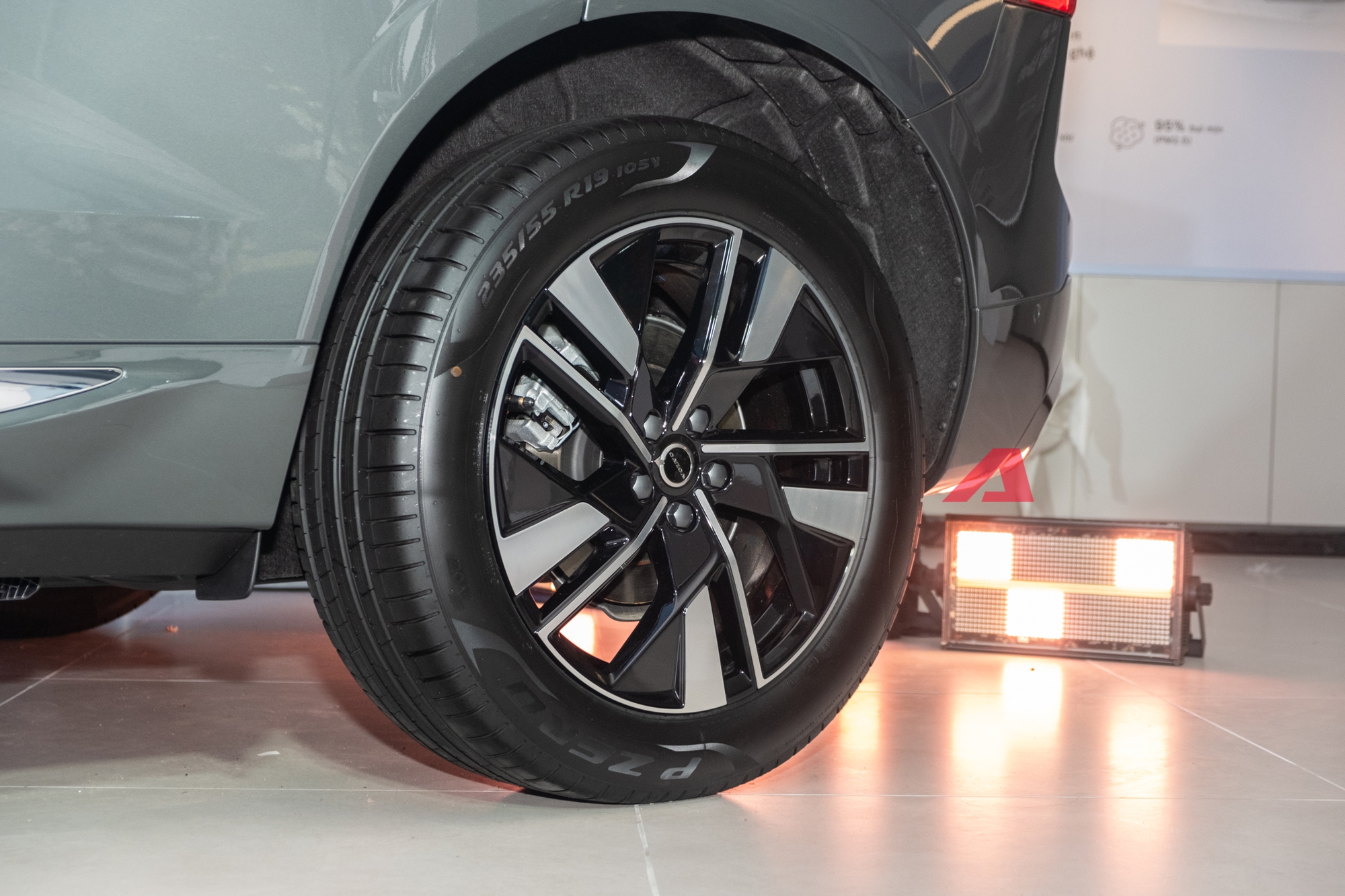 Soi kỹ Volvo XC60 2026 vừa ra mắt Việt Nam: 2 bản 2,3-2,75 tỷ đồng, có bản chạy 89km không cần sạc- Ảnh 7.