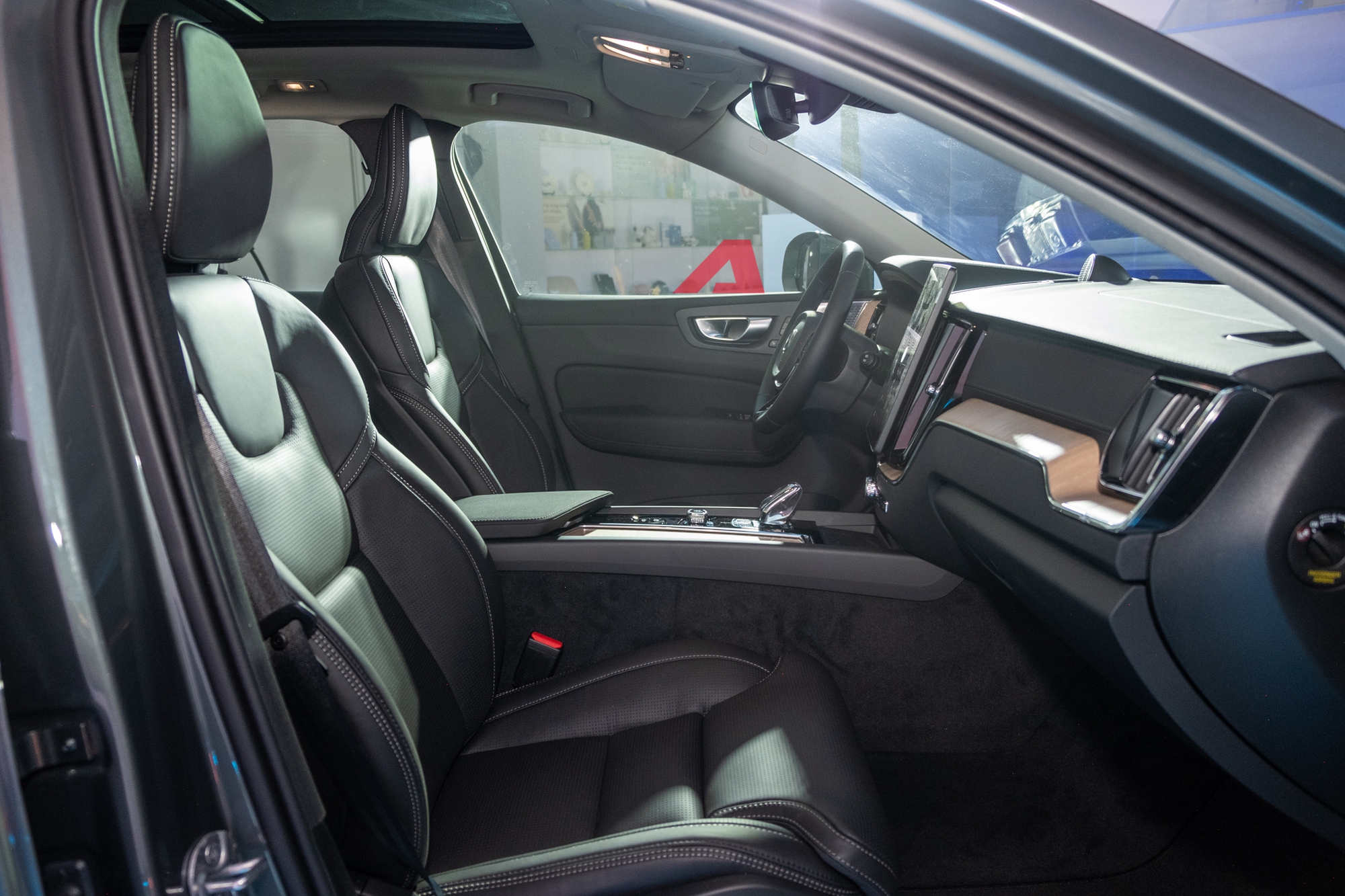 Soi kỹ Volvo XC60 2026 vừa ra mắt Việt Nam: 2 bản 2,3-2,75 tỷ đồng, có bản chạy 89km không cần sạc- Ảnh 13.