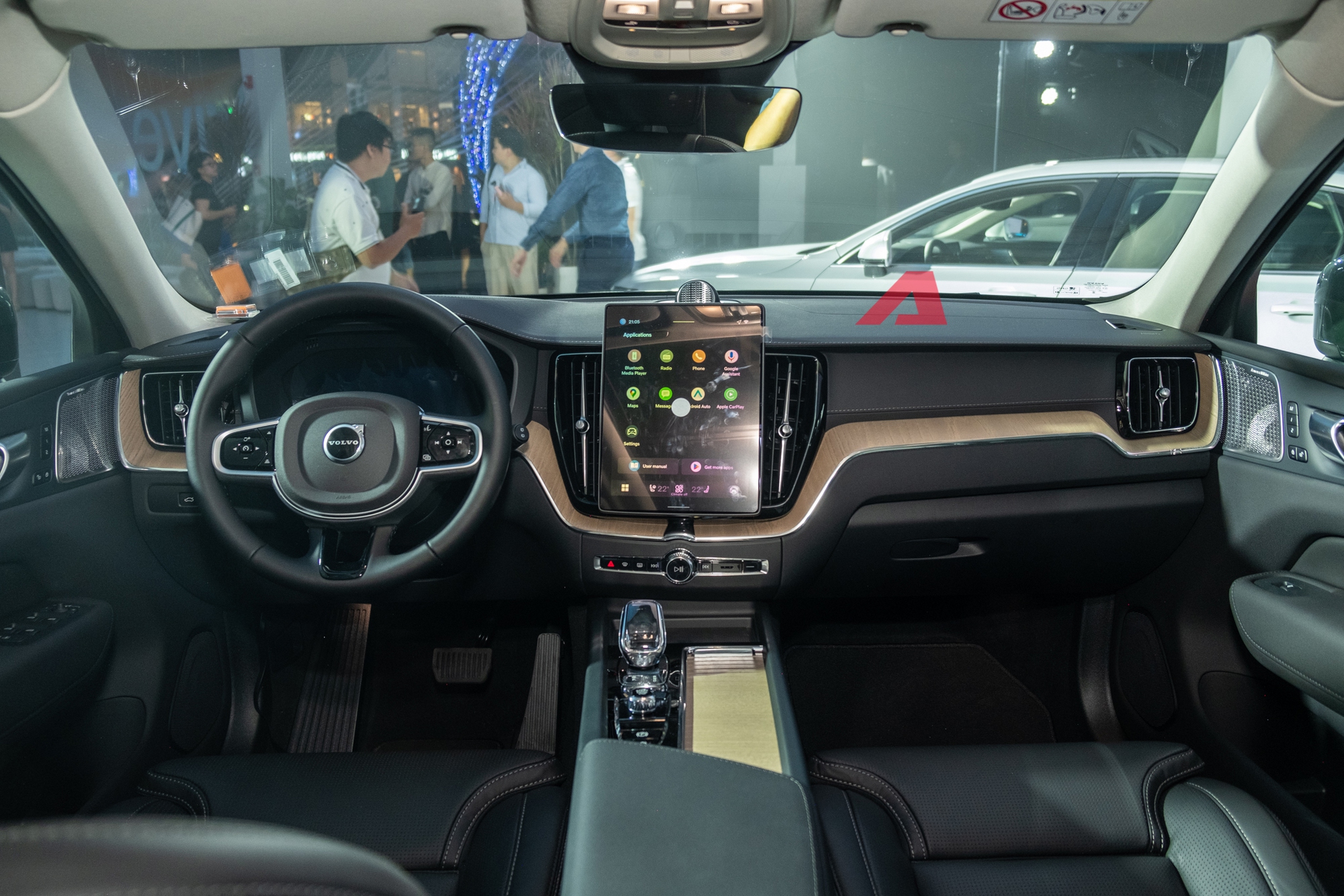 Soi kỹ Volvo XC60 2026 vừa ra mắt Việt Nam: 2 bản 2,3-2,75 tỷ đồng, có bản chạy 89km không cần sạc- Ảnh 3.