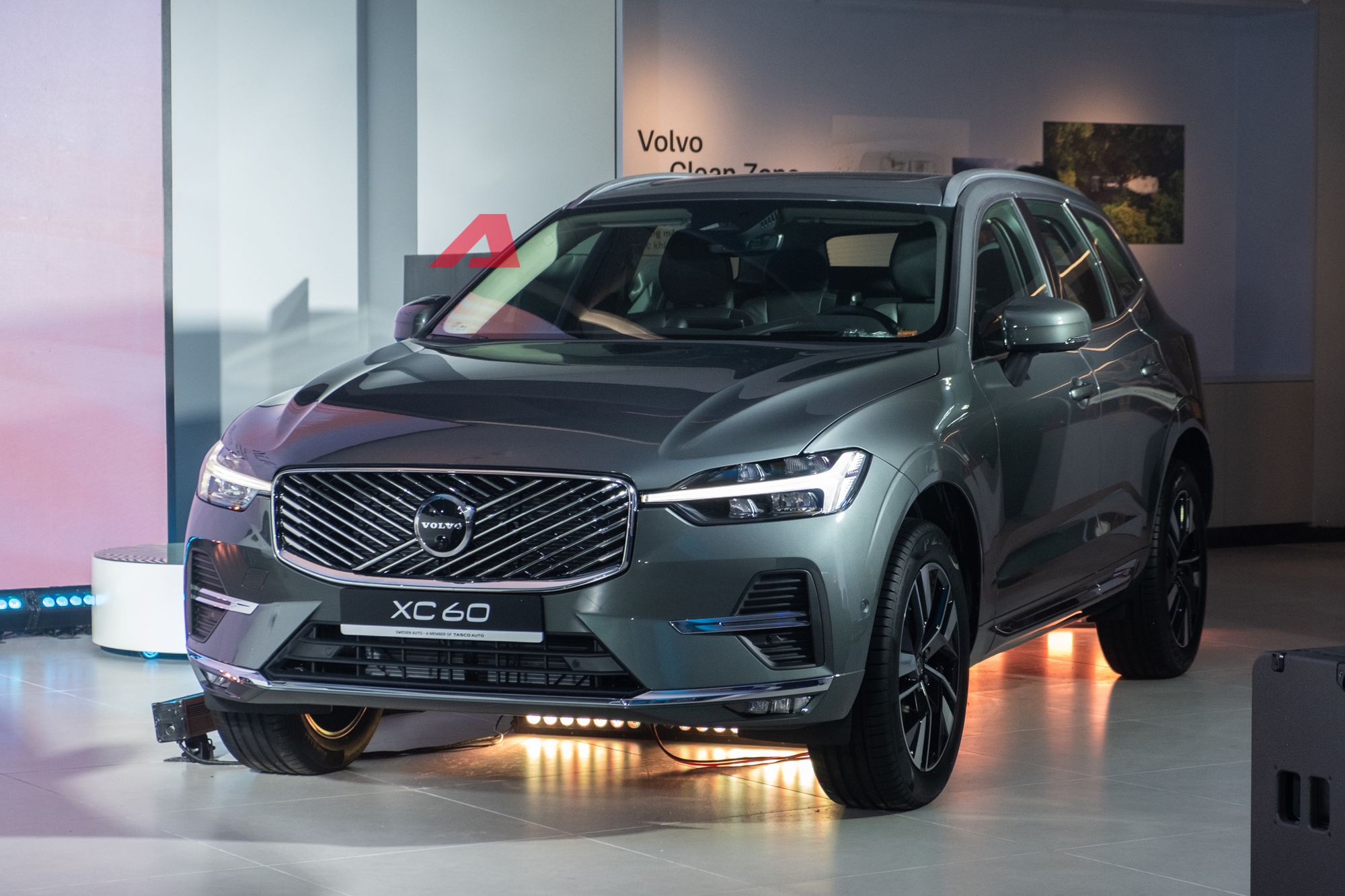 Soi kỹ Volvo XC60 2026 vừa ra mắt Việt Nam: 2 bản 2,3-2,75 tỷ đồng, có bản chạy 89km không cần sạc- Ảnh 2.