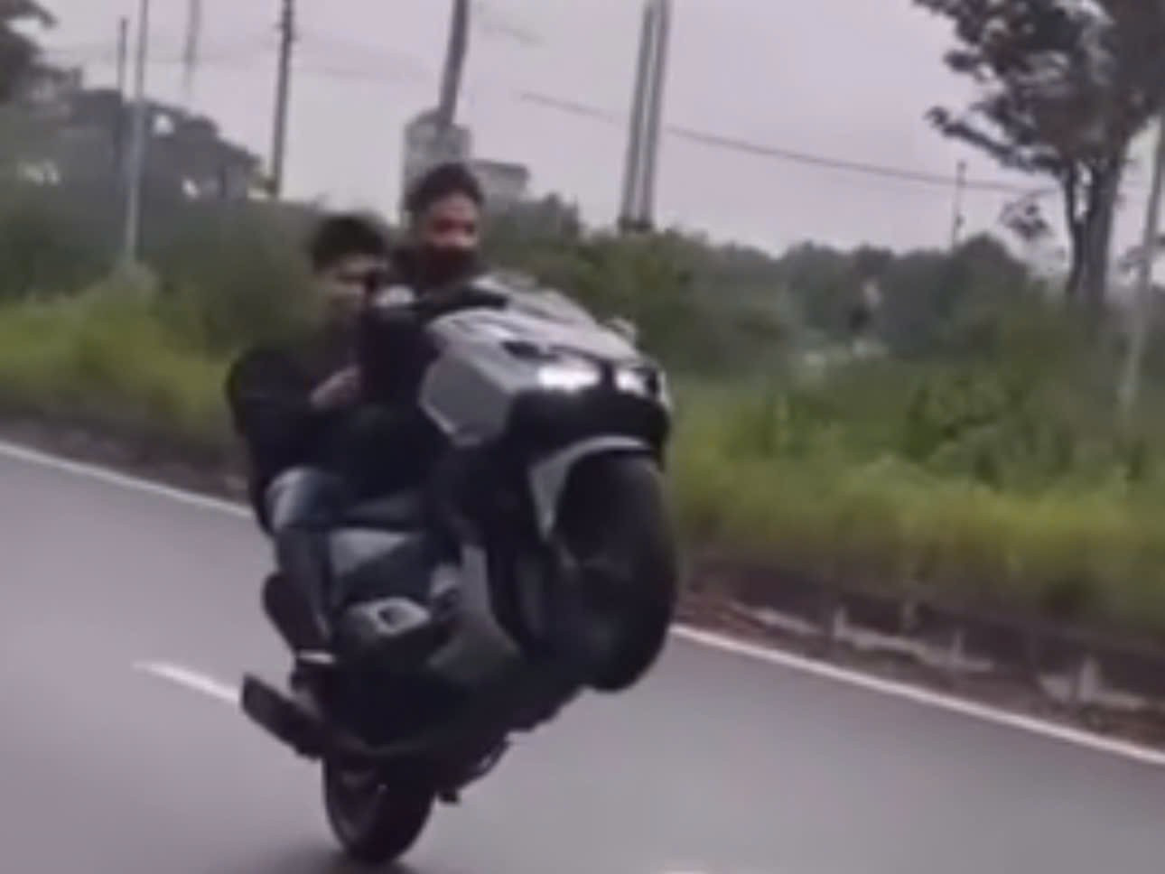 Hà Nội: 'Bốc đầu' xe trên đường bị tịch thu phương tiện- Ảnh 1.