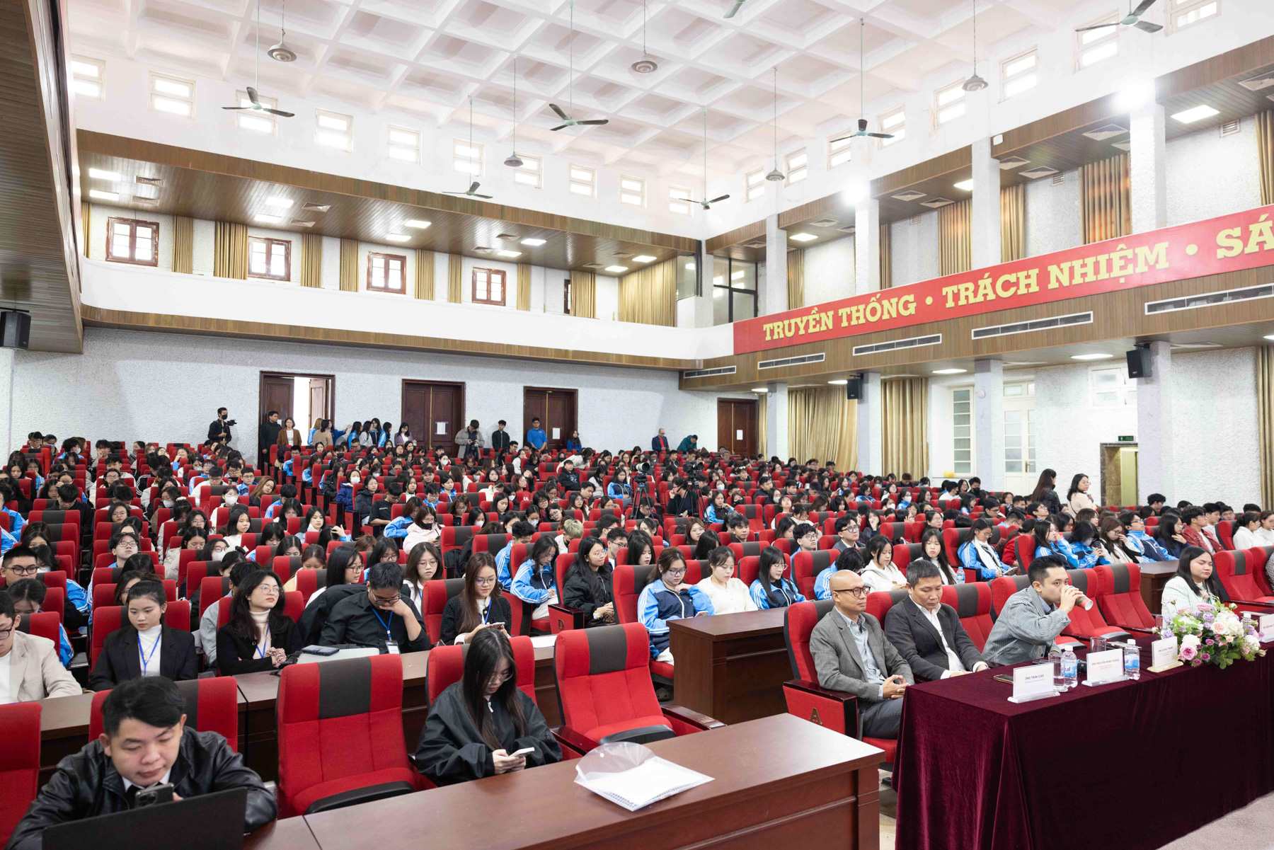 Một buổi sáng đầy nhiệt huyết Chuyển đổi xanh cùng Green Voices tại trường Đại học Thương mại- Ảnh 7.