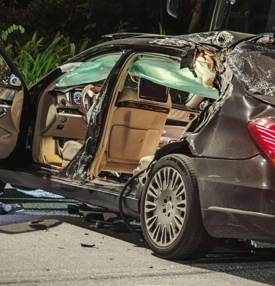 Vụ Mercedes lao vào xe khách ở Quảng Ninh: 1 người đã tử vong, danh tính tài xế- Ảnh 1. Vụ Mercedes lao vào xe khách ở Quảng Ninh: 1 người đã tử vong, danh tính tài xế- Ảnh 1.