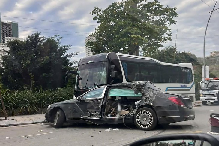 Vụ Mercedes lao vào xe khách ở Quảng Ninh: 1 người đã tử vong, danh tính tài xế- Ảnh 2. Vụ Mercedes lao vào xe khách ở Quảng Ninh: 1 người đã tử vong, danh tính tài xế- Ảnh 2.