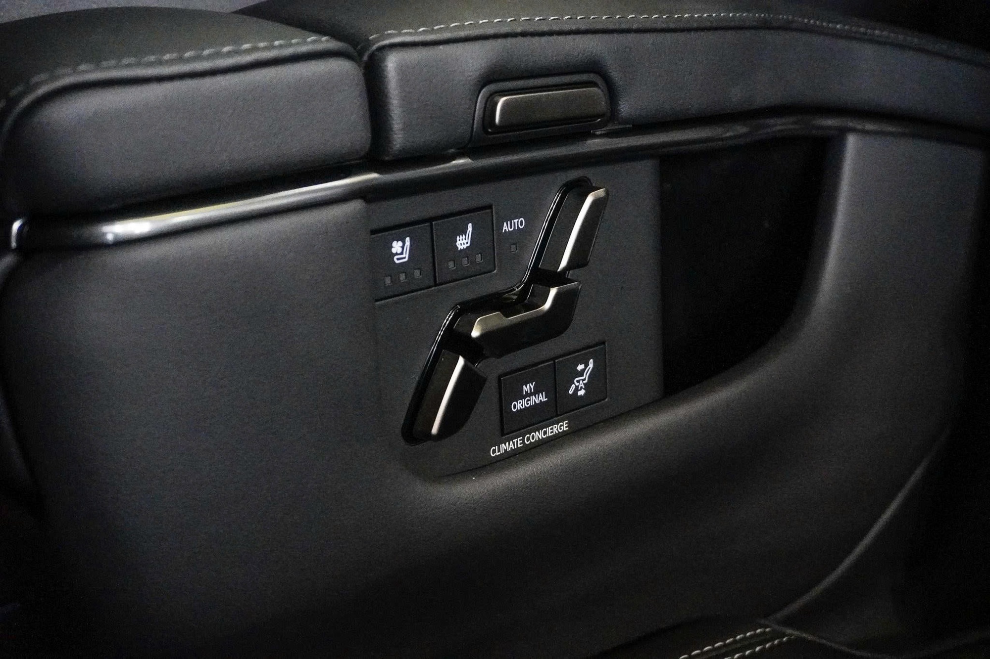 Ghế ‘ông chủ’ trên Lexus LM 500h hơn 7,5 tỷ đồng có gì: Chuẩn khoang thương gia, chỉnh điện toàn bộ, ánh sáng tinh tế, âm thanh cao cấp- Ảnh 5.