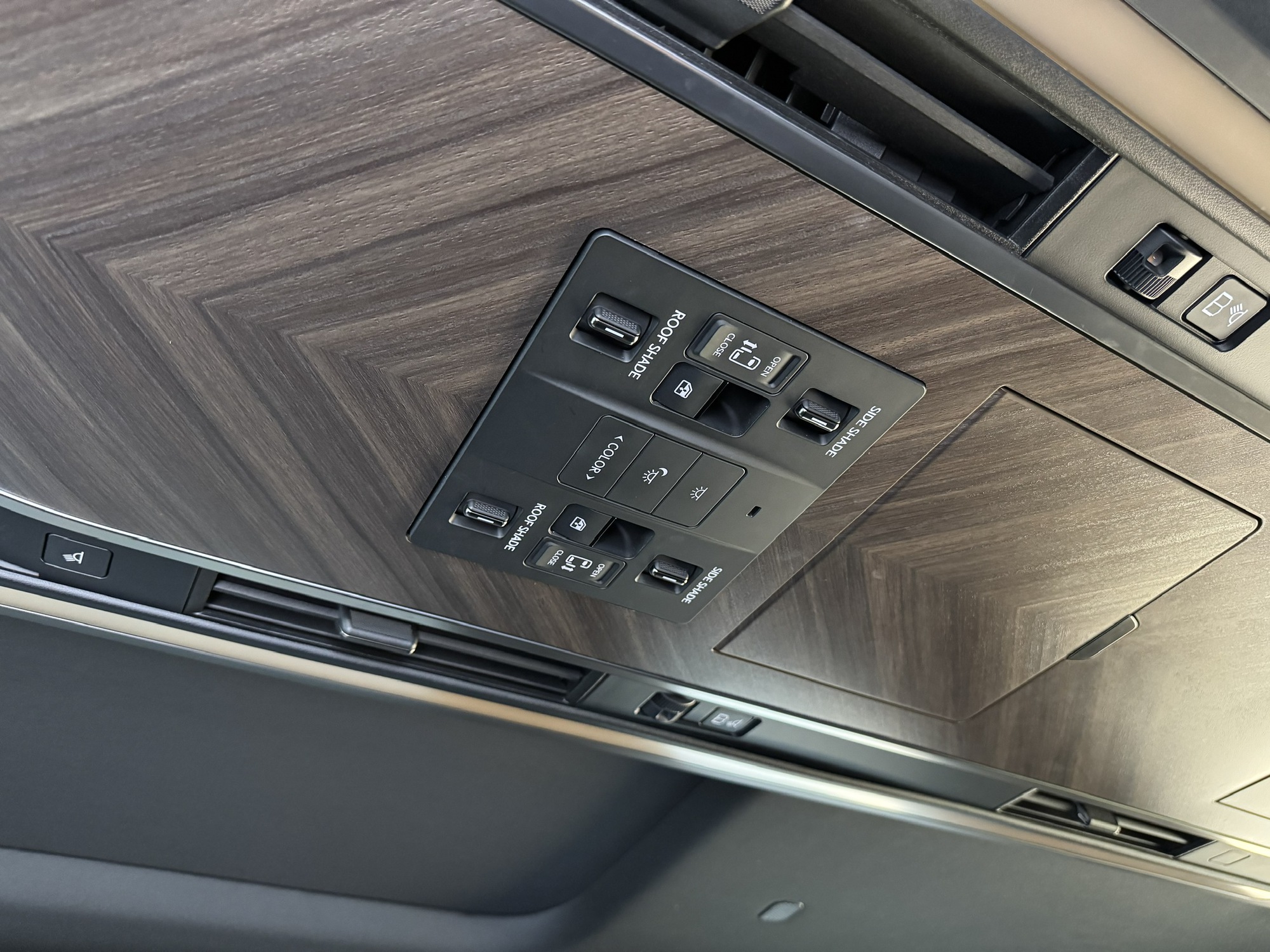 Ghế ‘ông chủ’ trên Lexus LM 500h hơn 7,5 tỷ đồng có gì: Chuẩn khoang thương gia, chỉnh điện toàn bộ, ánh sáng tinh tế, âm thanh cao cấp- Ảnh 9.