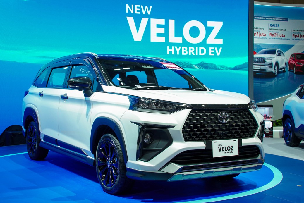 Ảnh thực tế Toyota Veloz hybrid giá quy đổi từ 472 triệu đồng vừa ra mắt: Động cơ 1.5L, có tính năng chạy điện, đáp trả Xpander hybrid- Ảnh 2. Ảnh thực tế Toyota Veloz hybrid giá quy đổi từ 472 triệu đồng vừa ra mắt: Động cơ 1.5L, có tính năng chạy điện, đáp trả Xpander hybrid- Ảnh 2.