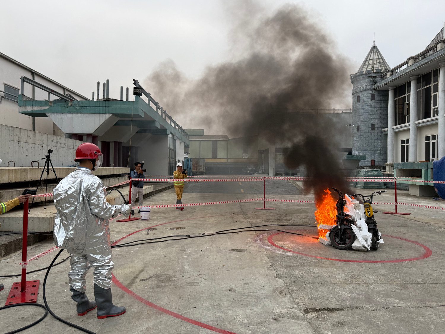 Thế giới đau đầu tìm cách dập lửa pin xe điện, người Việt có lời giải: Đã vượt bài thử khắc nghiệt nhất- Ảnh 1. Thế giới đau đầu tìm cách dập lửa pin xe điện, người Việt có lời giải: Đã vượt bài thử khắc nghiệt nhất- Ảnh 1.