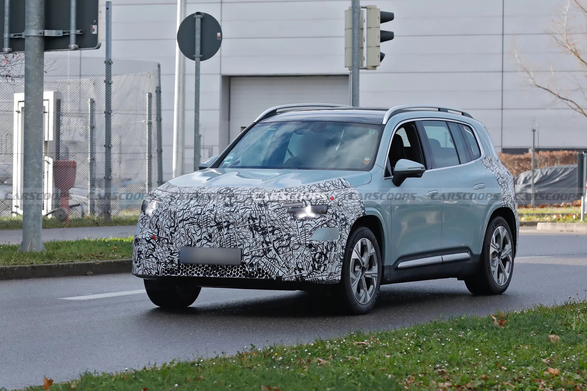 Mercedes-Benz GLB đời mới lộ diện ngoại thất rõ nét hơn: Tay nắm cửa ẩn, đèn trước như GLC, đuôi cũng lột xác- Ảnh 2. Mercedes-Benz GLB đời mới lộ diện ngoại thất rõ nét hơn: Tay nắm cửa ẩn, đèn trước như GLC, đuôi cũng lột xác- Ảnh 2.