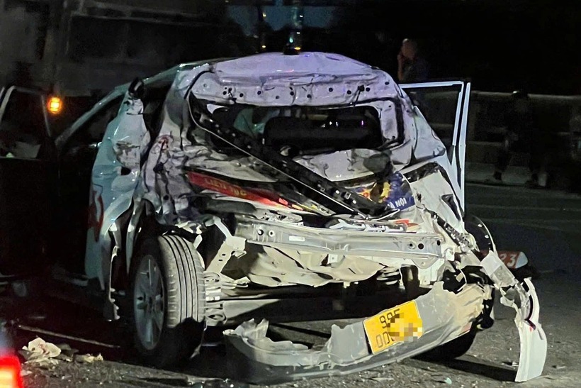 Hiện trường vụ tai nạn liên hoàn giữa 5 ô tô, hai người bị thương ở Hà Nội- Ảnh 3. Hiện trường vụ tai nạn liên hoàn giữa 5 ô tô, hai người bị thương ở Hà Nội- Ảnh 3.